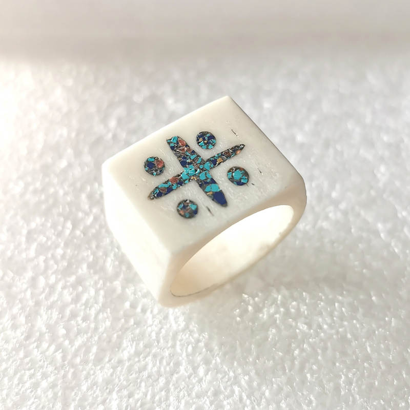 Anillo con símbolos de amuleto - Ethnic Fashion Com reseña y precio